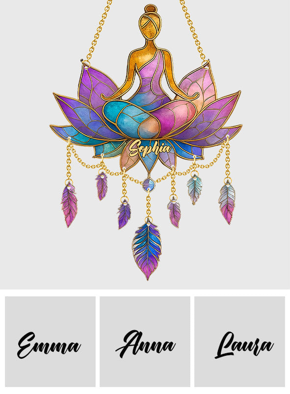 Temps de méditation - Attrape-soleil de yoga personnalisé à suspendre à la fenêtre avec breloques