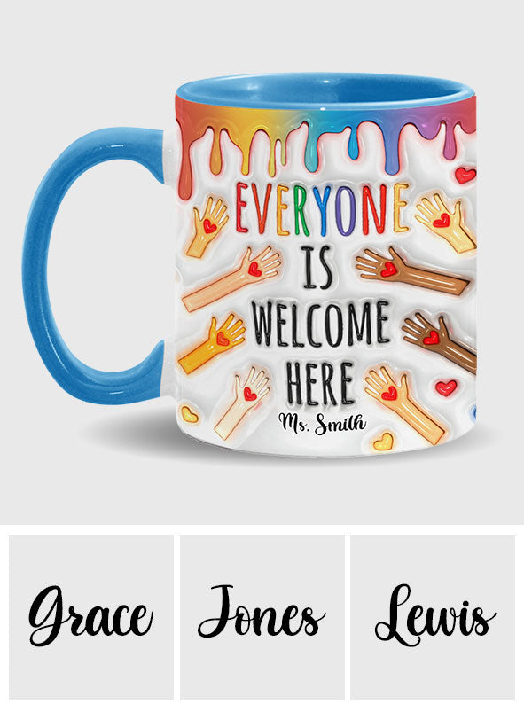 Hier ist jeder willkommen – personalisierte Tasse mit Lehrermotiv
