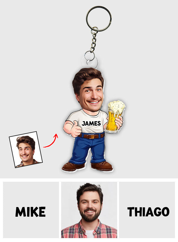 Porte-clés personnalisé en forme de bière, orné d'une caricature humoristique d'un homme.