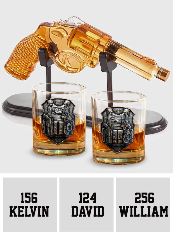 Ehre, Dienen, Schützen – Personalisierter Pistolen-Dekanter für Polizisten mit Whiskyglas