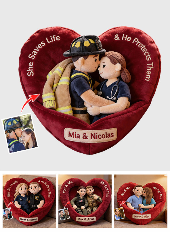 Toi et moi, on gère ! - Coussin personnalisé en fausse fourrure en forme d'infirmière