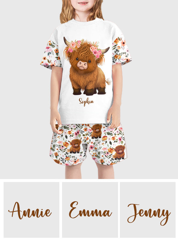 Hochlandrind mit Blumenmuster – Personalisiertes T-Shirt und Shorts für Kinder mit Hochlandrind-Motiv