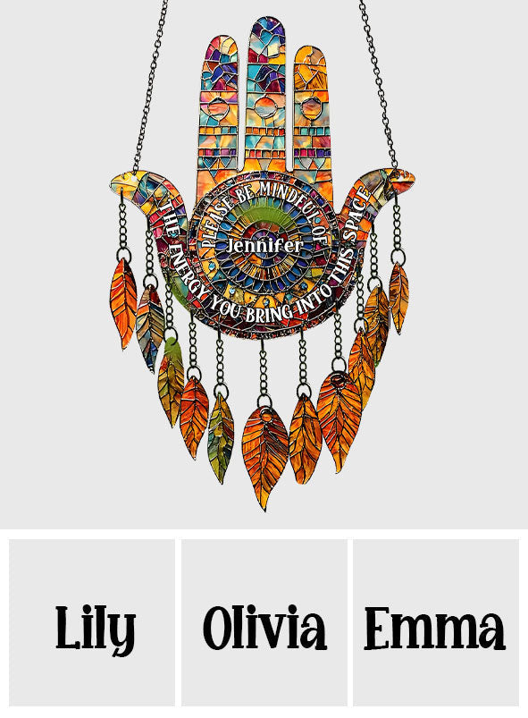 Bitte achtsam sein – Personalisierter Yoga-Fensterhänger mit Anhängern