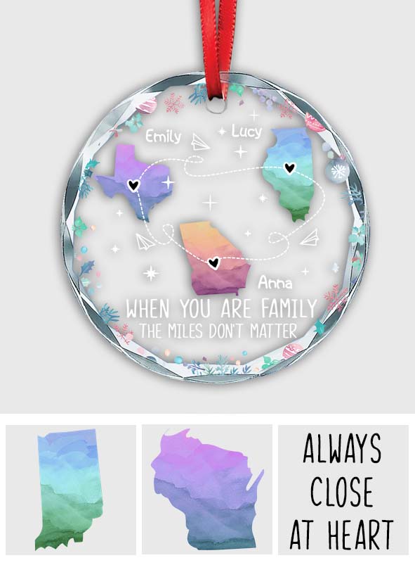 Die Liebe innerhalb der Familie kennt keine Entfernung
- Personalisierter runder Glasornament für die Familie