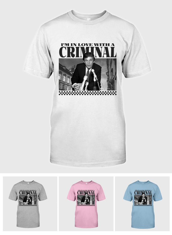 Ich bin verliebt in einen Kriminellen – T-Shirt, Präsidenten-T-Shirt für Papa, Lustiges politisches T-Shirt, Humorvolles T-Shirt für die Wahl, Wahlbekleidung 2024, Unisex-Grafik-T-Shirt