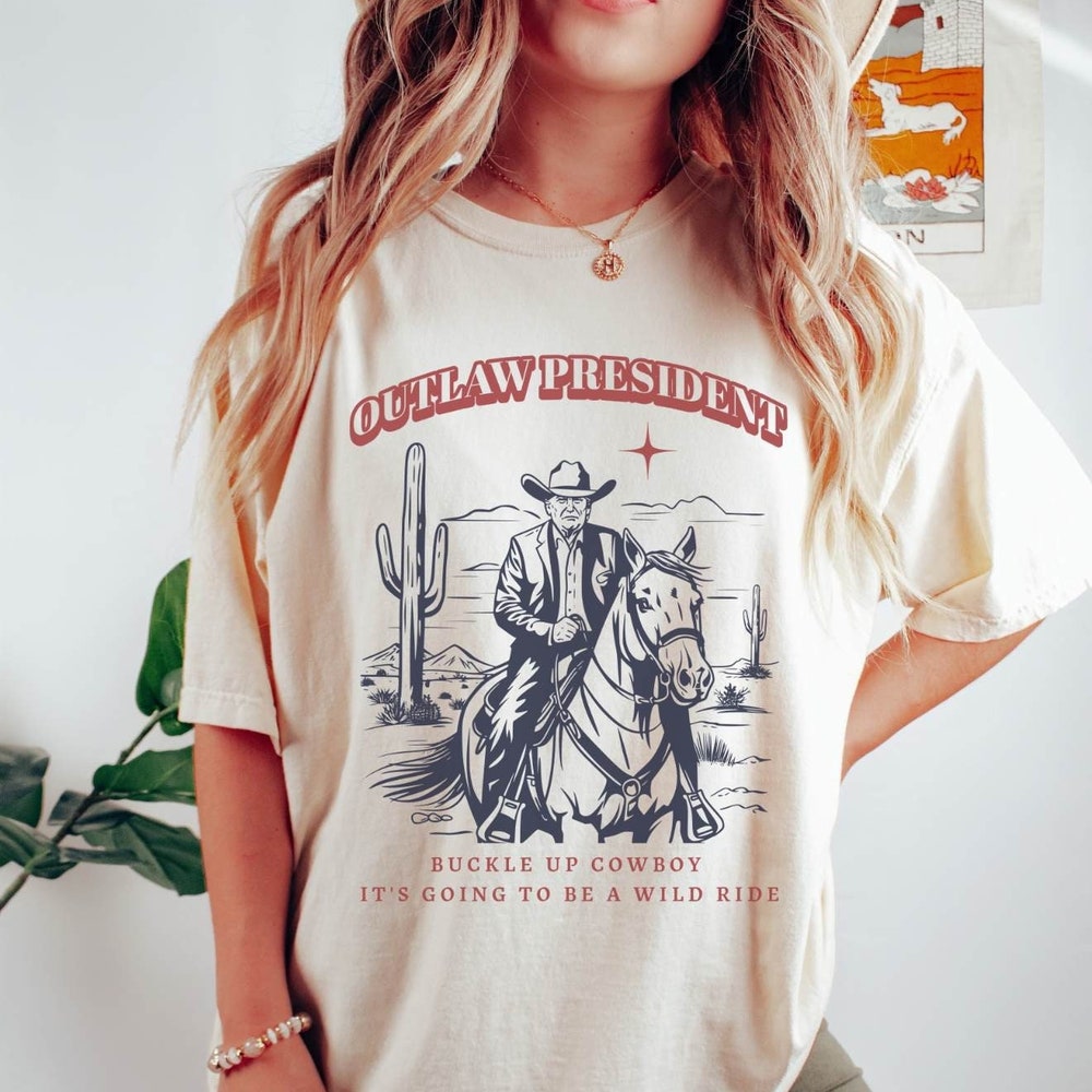 T-shirt et sweat à capuche Comfort Colors « The Outlaw President Trump », style western, avec Donald Trump et un message « Trump Convicted Not-Guilty ».