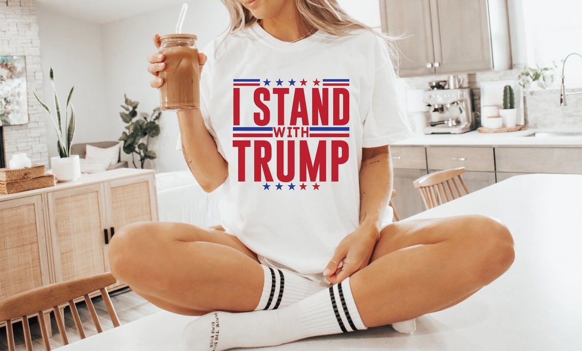 Trump-Shirt 2024, Ich stehe zu Trump, Trump-Shirt, Wahl-Shirt 2024, Rückwärts-Shirt
T-Shirt & Hoodie