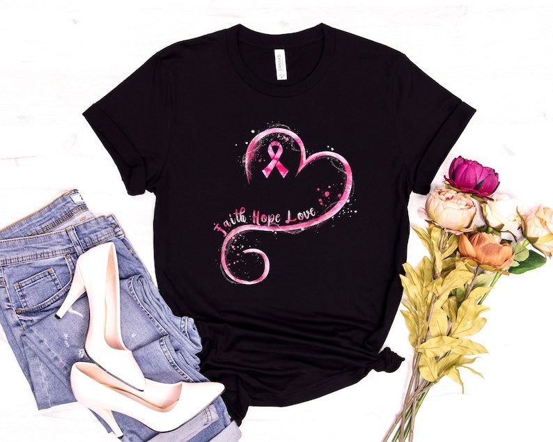 T-Shirt und Hoodie „Glaube, Hoffnung, Liebe“ mit Herzmotiv zur Sensibilisierung für Brustkrebs 0924