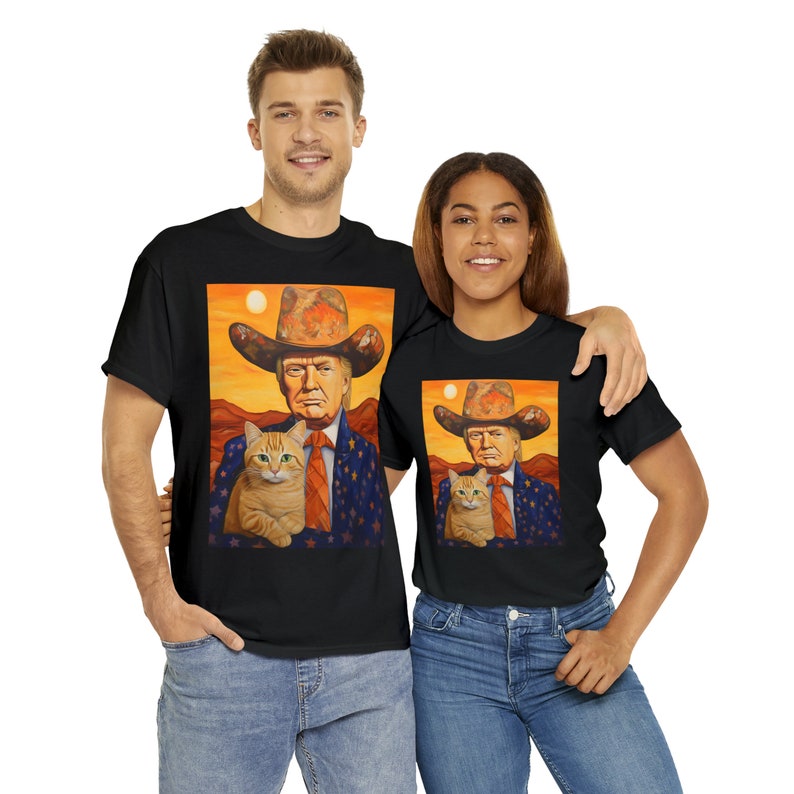 Cowboy-Trump mit Katze T-Shirt, Lustiges Trump-Shirt, Donald-Trump-Shirts, Lustige Katzen-Shirts, Sarkastisches Geschenk für Trump- und Katzenliebhaber T-Shirt & Hoodie