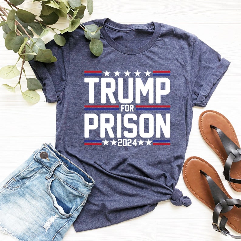T-shirt « Trump en prison 2024 », cadeau humoristique et politique pour les démocrates, t-shirt anti-Trump, t-shirt « Trump coupable », t-shirt « Trump arrêté », t-shirt et sweat à capuche avec photo d'identité judiciaire de Trump