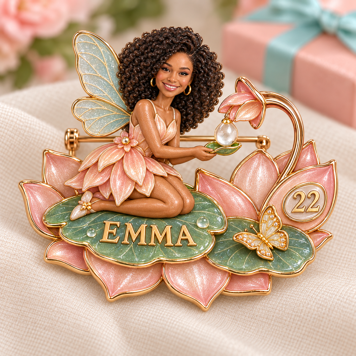 Personalisierte Lotus-Dew Wunschfee Brosche - Geburtstagsgeschenk mit Foto, Name und Alter