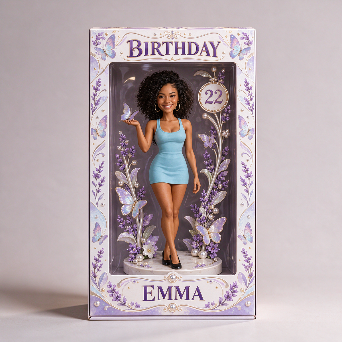 Personalisierte Geburtstagsanzeige-Box - Porträtfigur mit Lavendel-Schmetterling, Name und Alter