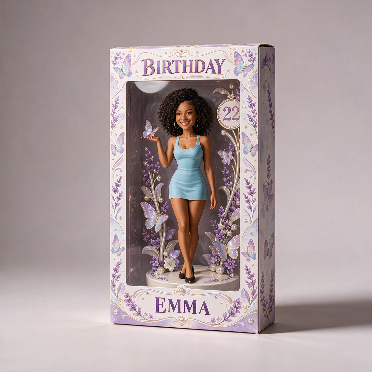Personalisierte Geburtstagsanzeige-Box - Porträtfigur mit Lavendel-Schmetterling, Name und Alter