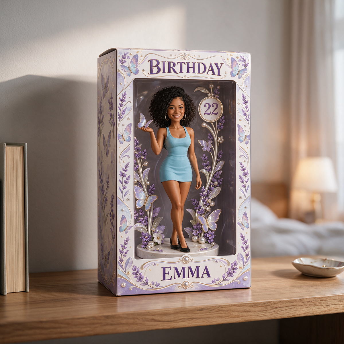 Personalisierte Geburtstagsanzeige-Box - Porträtfigur mit Lavendel-Schmetterling, Name und Alter