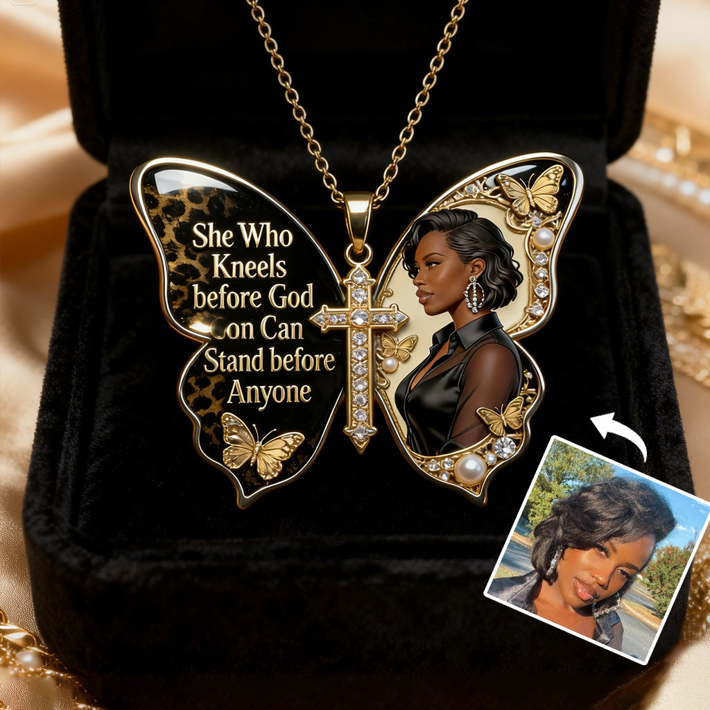 Celle qui s'agenouille devant Dieu peut se tenir debout devant n'importe qui - Collier pendentif personnalisé en métal en forme d'Afro-Américaine