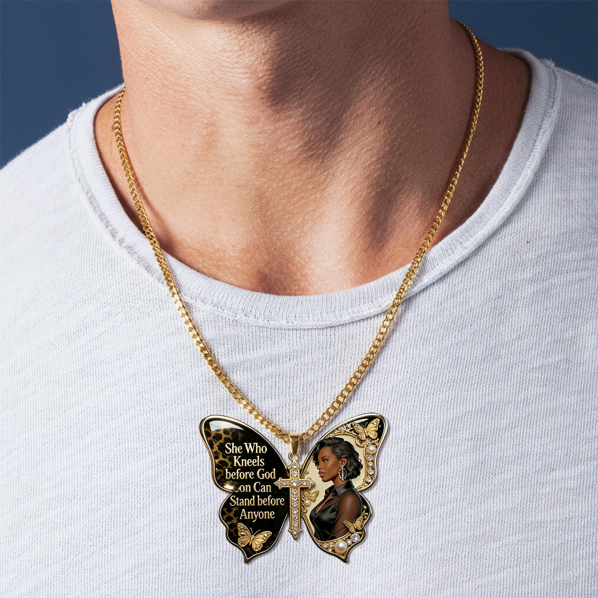 Celle qui s'agenouille devant Dieu peut se tenir debout devant n'importe qui - Collier pendentif personnalisé en métal en forme d'Afro-Américaine