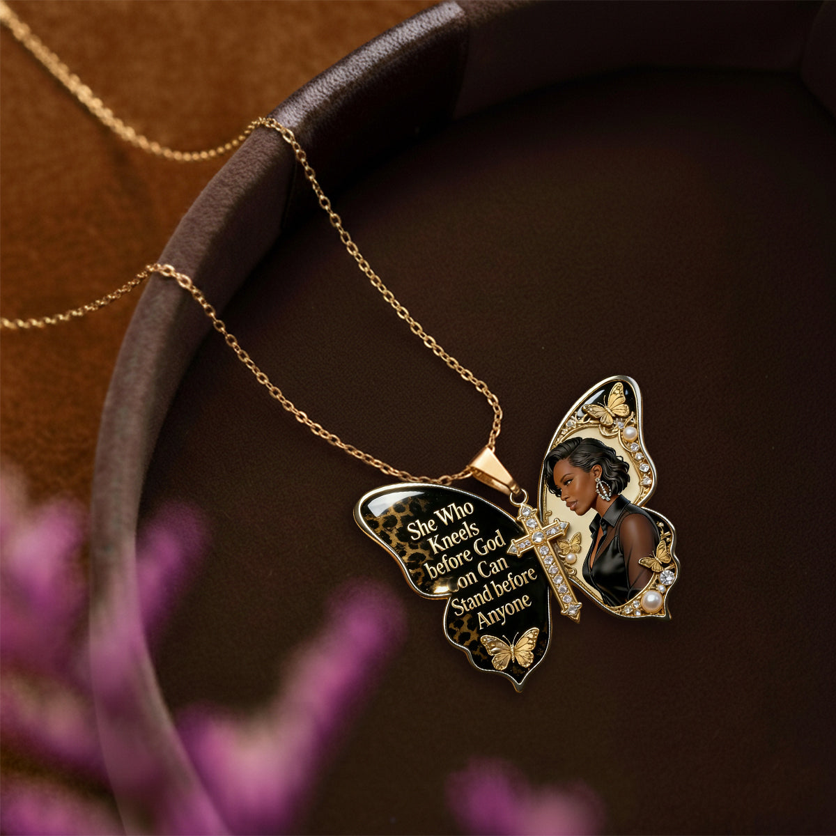 Celle qui s'agenouille devant Dieu peut se tenir debout devant n'importe qui - Collier pendentif personnalisé en métal en forme d'Afro-Américaine