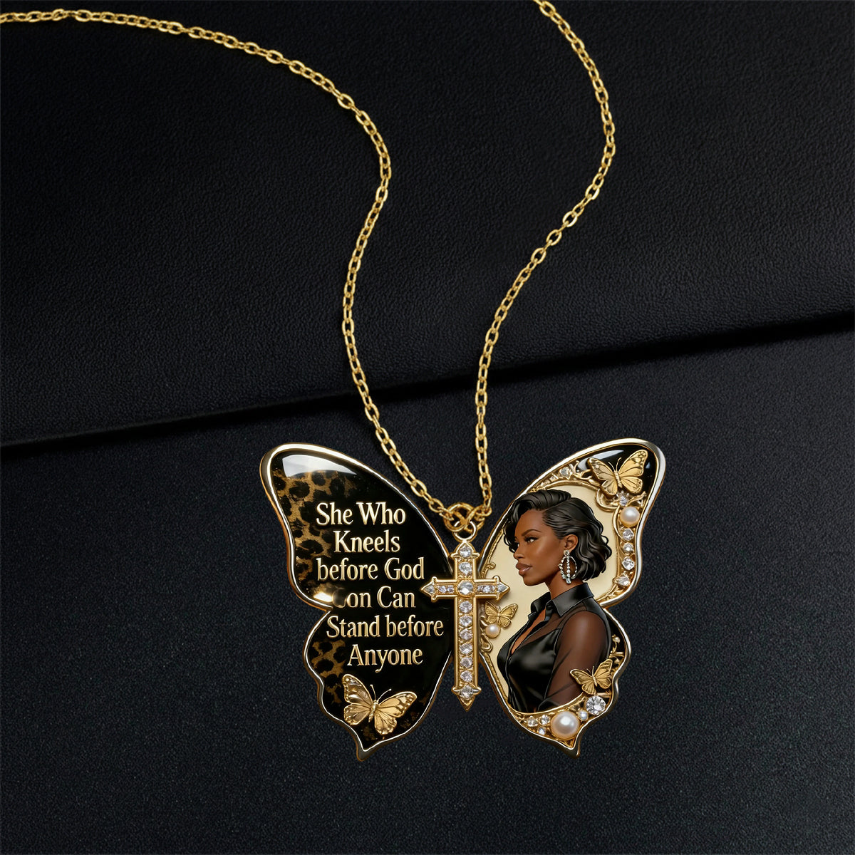 Celle qui s'agenouille devant Dieu peut se tenir debout devant n'importe qui - Collier pendentif personnalisé en métal en forme d'Afro-Américaine