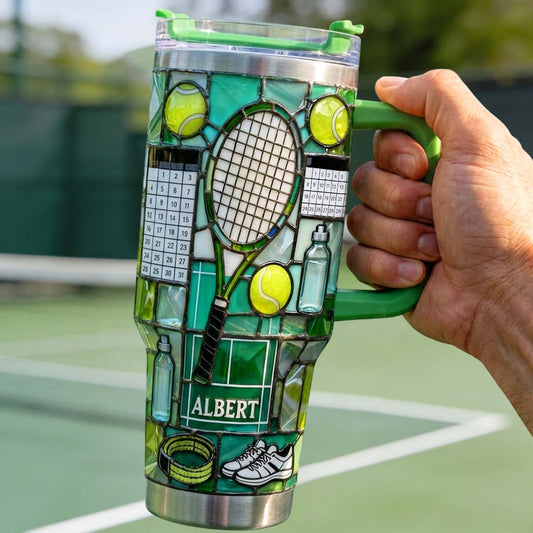 Am glücklichsten auf dem Platz – Personalisierter Tennisbecher mit Henkel