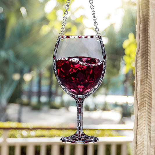 Einfach ein Mädchen, das Wein liebt – Personalisierter Wein-Fensterhänger als Sonnenfänger