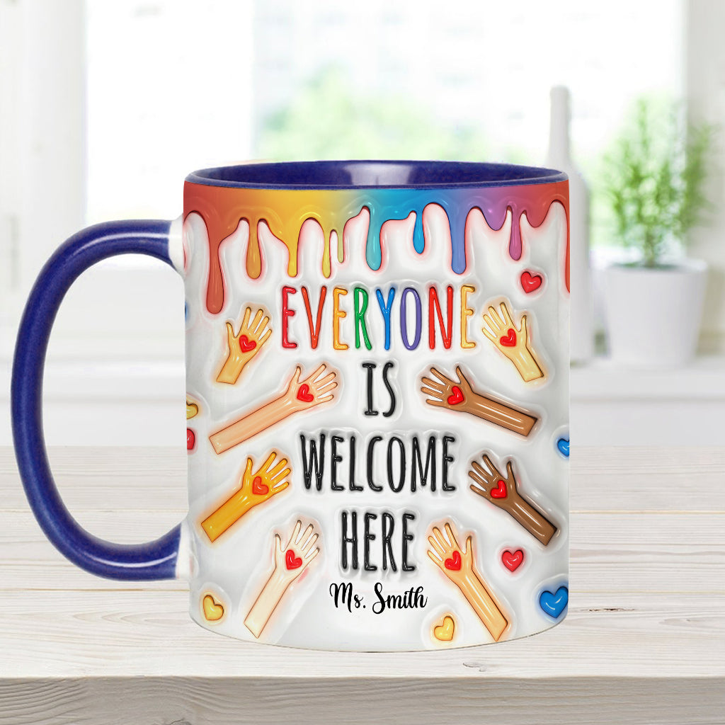 Hier ist jeder willkommen – personalisierte Tasse mit Lehrermotiv
