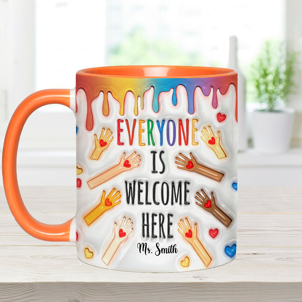 Hier ist jeder willkommen – personalisierte Tasse mit Lehrermotiv
