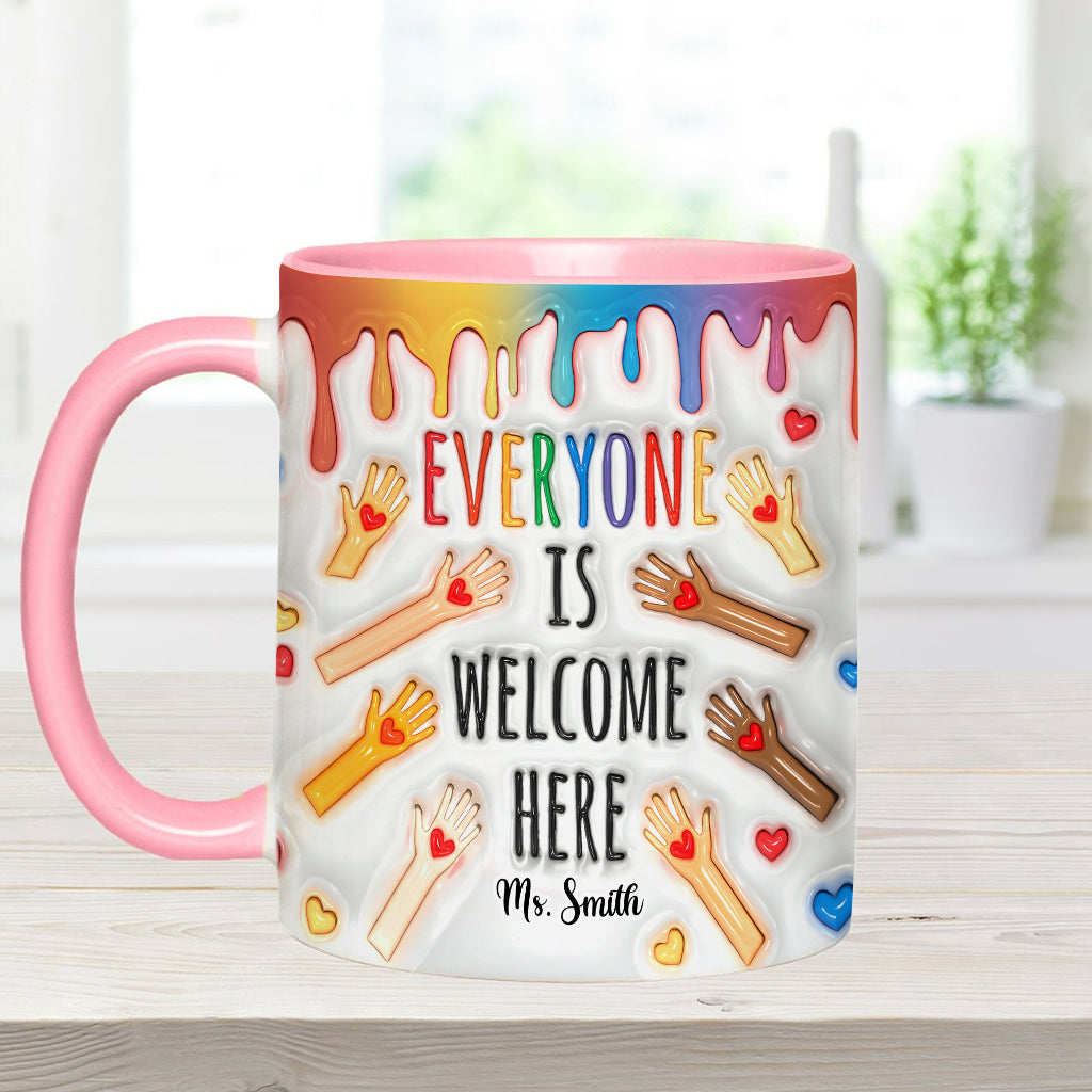Hier ist jeder willkommen – personalisierte Tasse mit Lehrermotiv