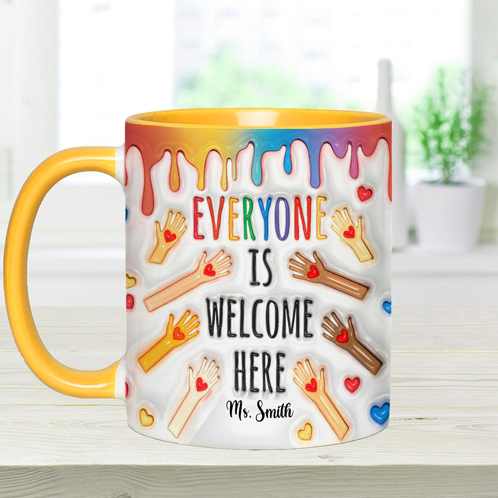 Hier ist jeder willkommen – personalisierte Tasse mit Lehrermotiv