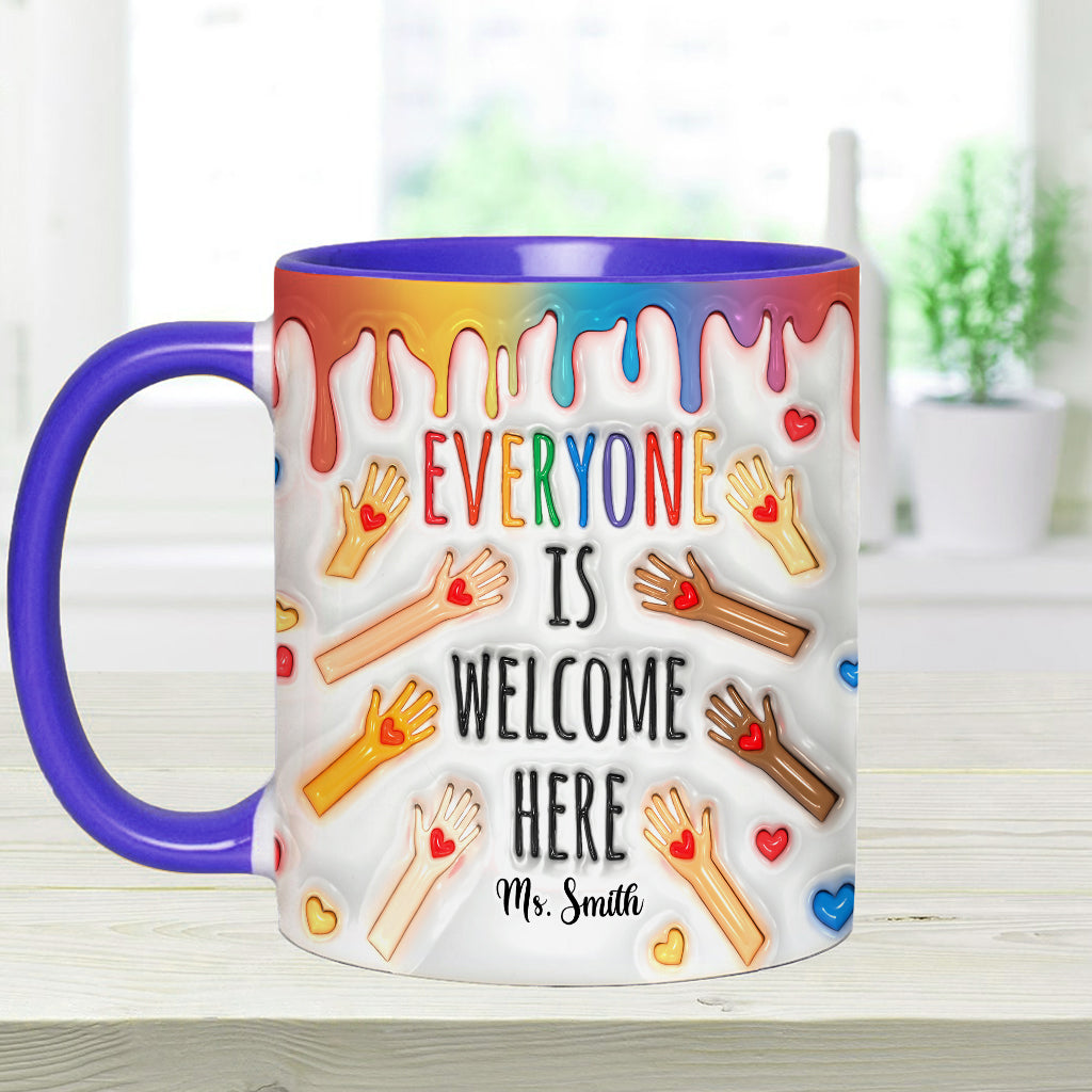Hier ist jeder willkommen – personalisierte Tasse mit Lehrermotiv