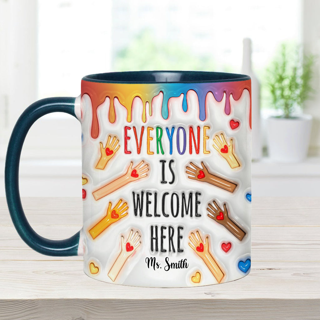 Hier ist jeder willkommen – personalisierte Tasse mit Lehrermotiv