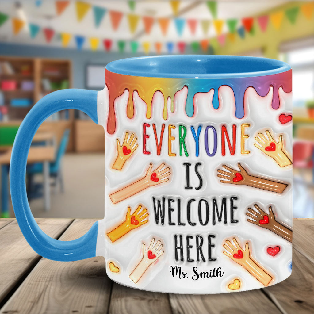 Hier ist jeder willkommen – personalisierte Tasse mit Lehrermotiv