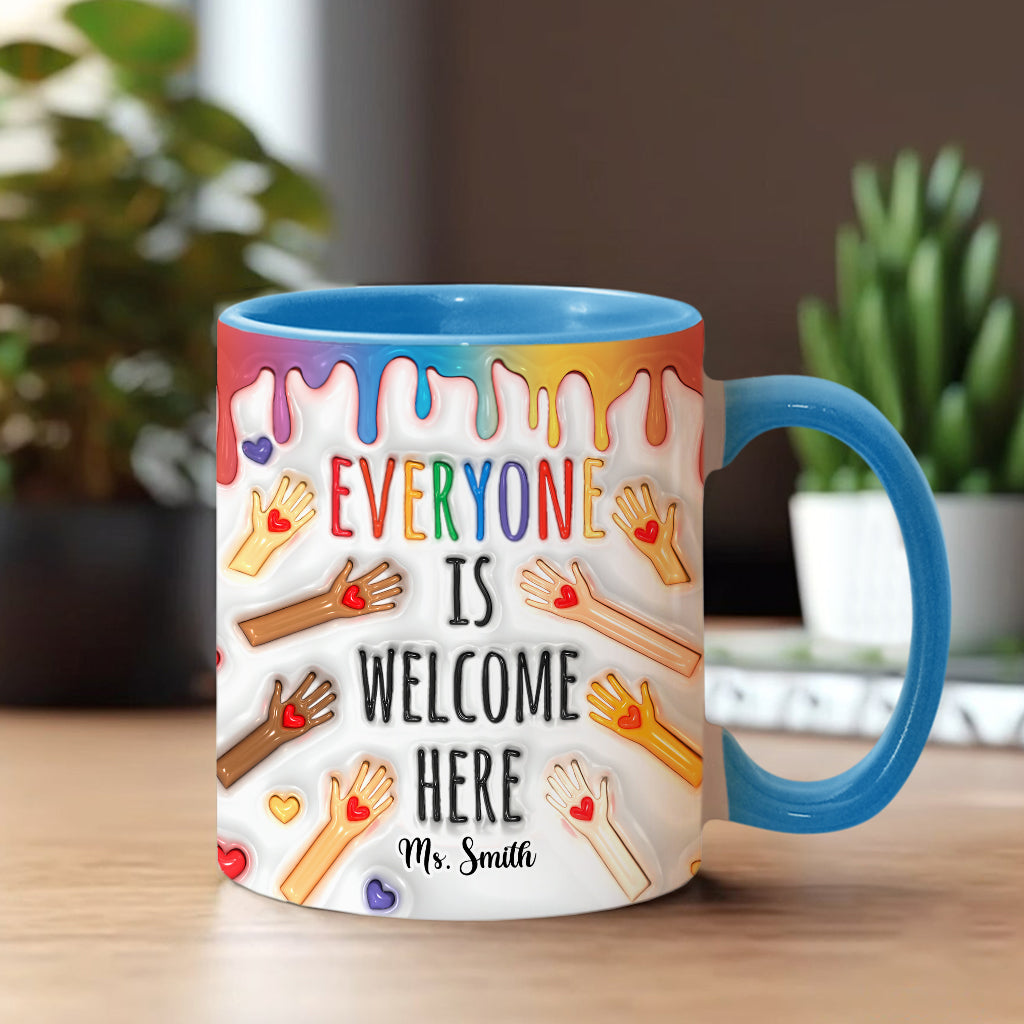 Hier ist jeder willkommen – personalisierte Tasse mit Lehrermotiv