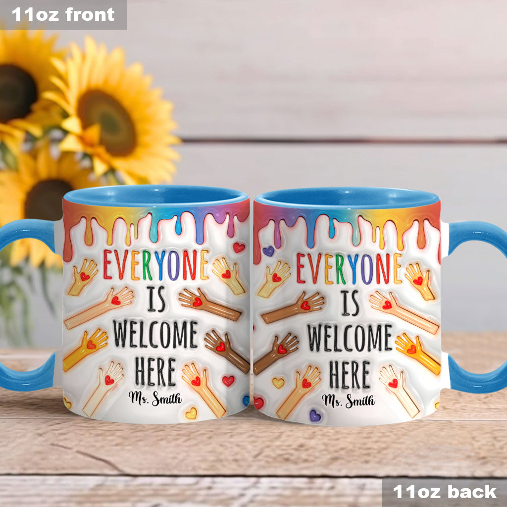 Hier ist jeder willkommen – personalisierte Tasse mit Lehrermotiv