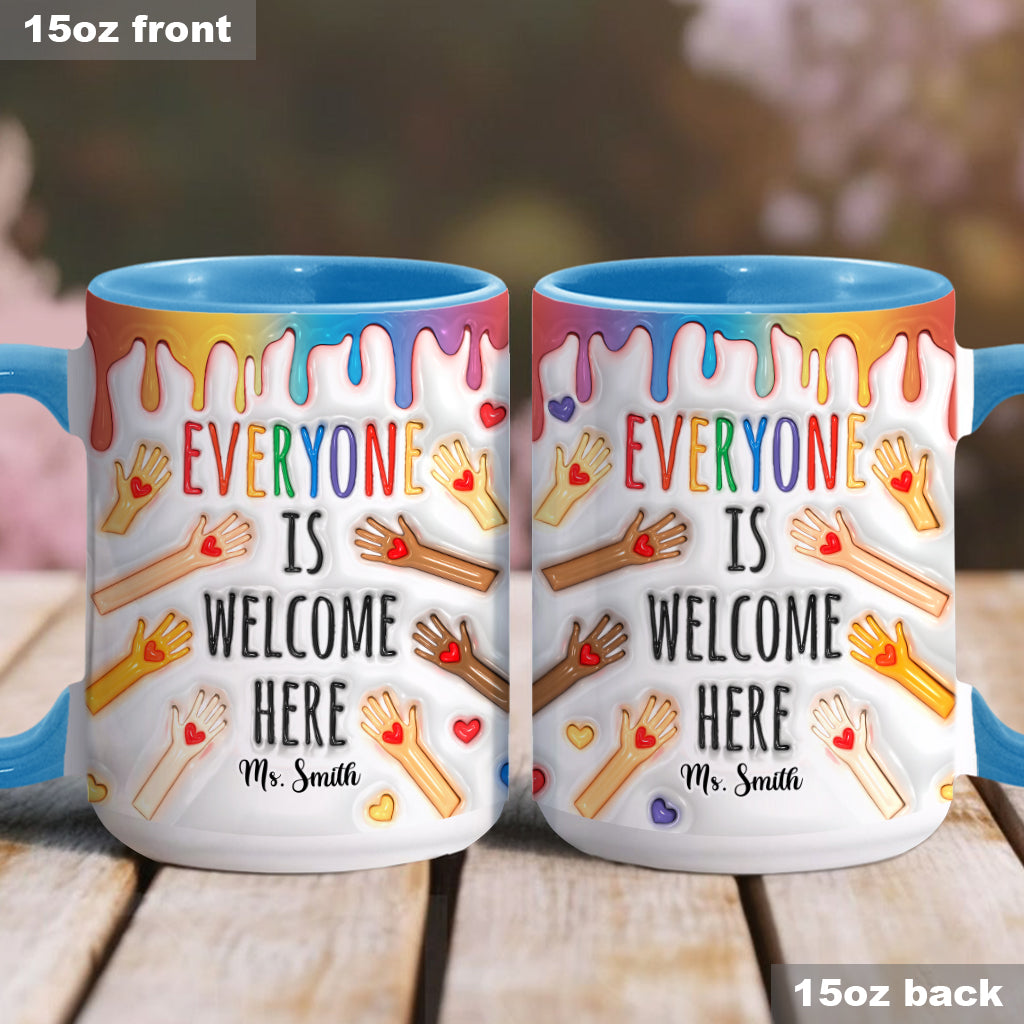 Hier ist jeder willkommen – personalisierte Tasse mit Lehrermotiv