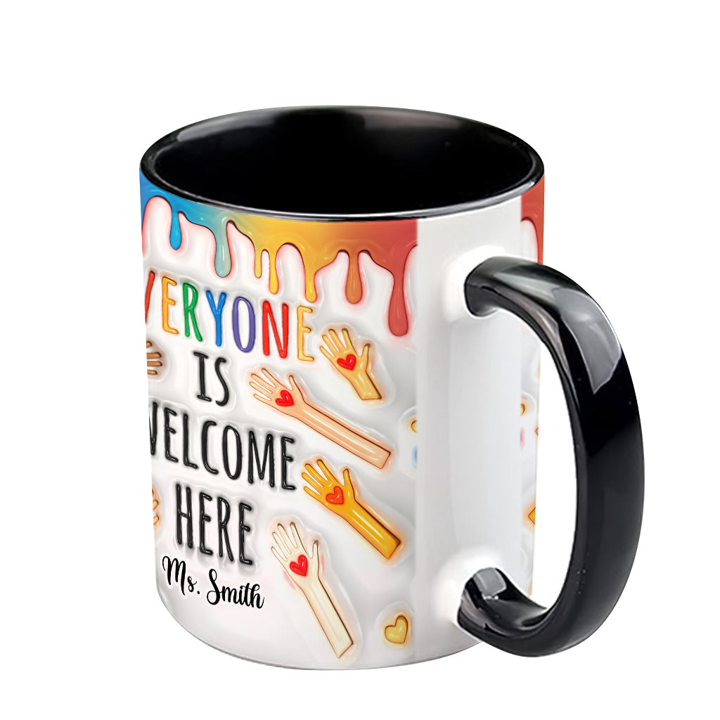 Hier ist jeder willkommen – personalisierte Tasse mit Lehrermotiv