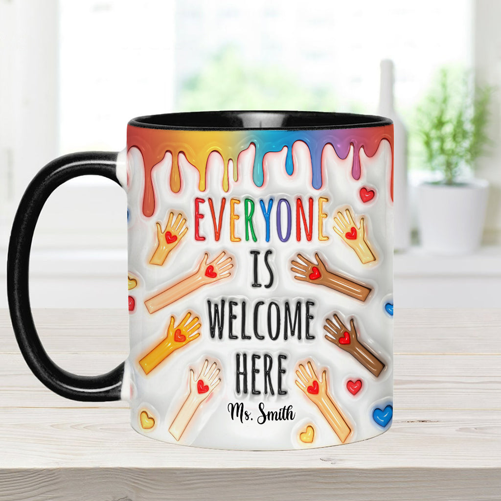 Hier ist jeder willkommen – personalisierte Tasse mit Lehrermotiv