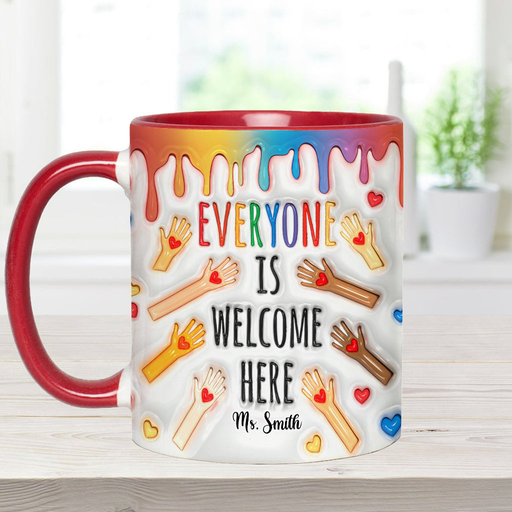 Hier ist jeder willkommen – personalisierte Tasse mit Lehrermotiv