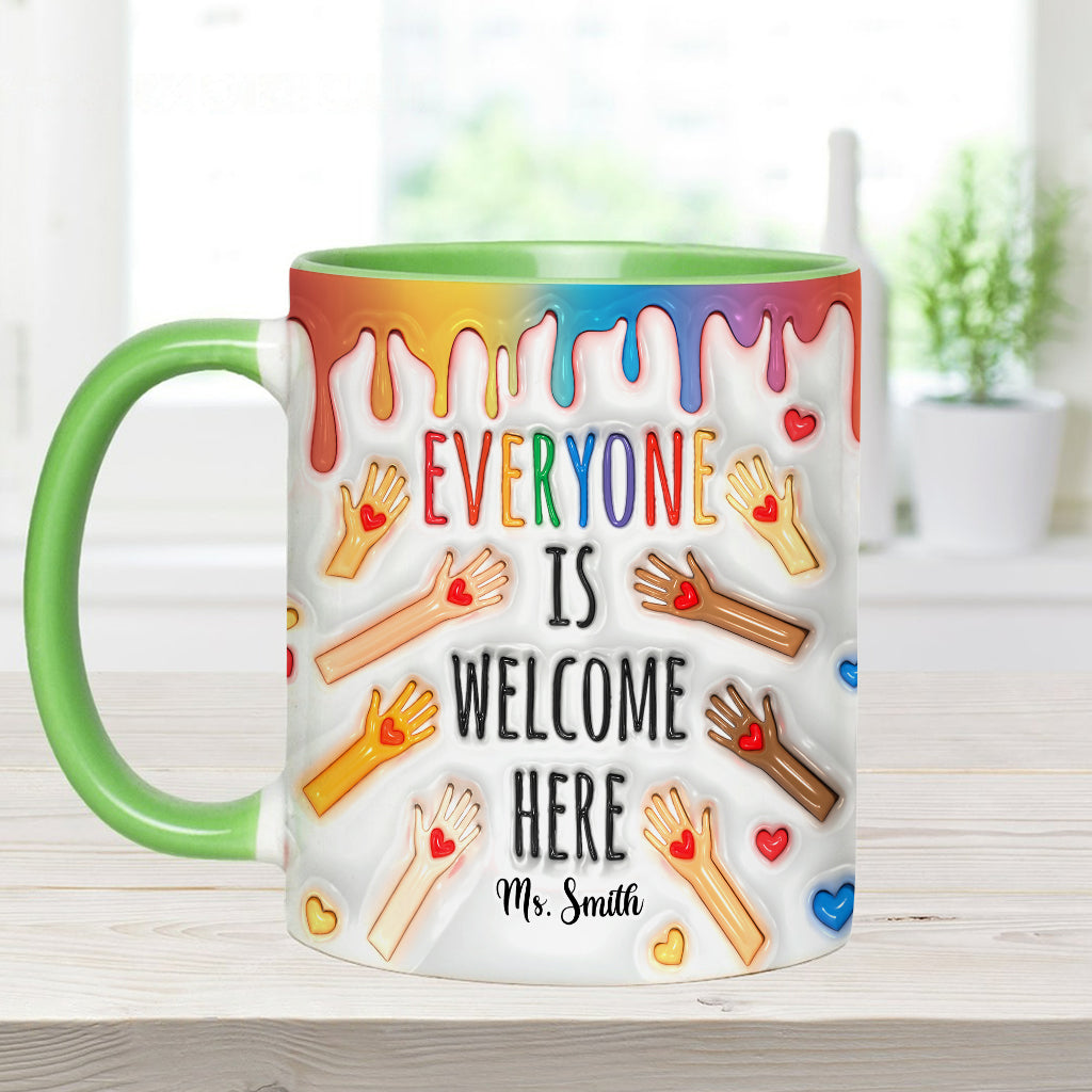 Hier ist jeder willkommen – personalisierte Tasse mit Lehrermotiv