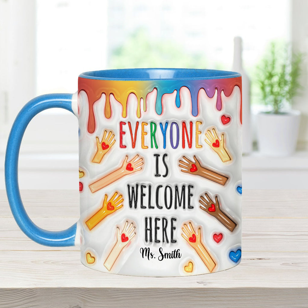 Hier ist jeder willkommen – personalisierte Tasse mit Lehrermotiv