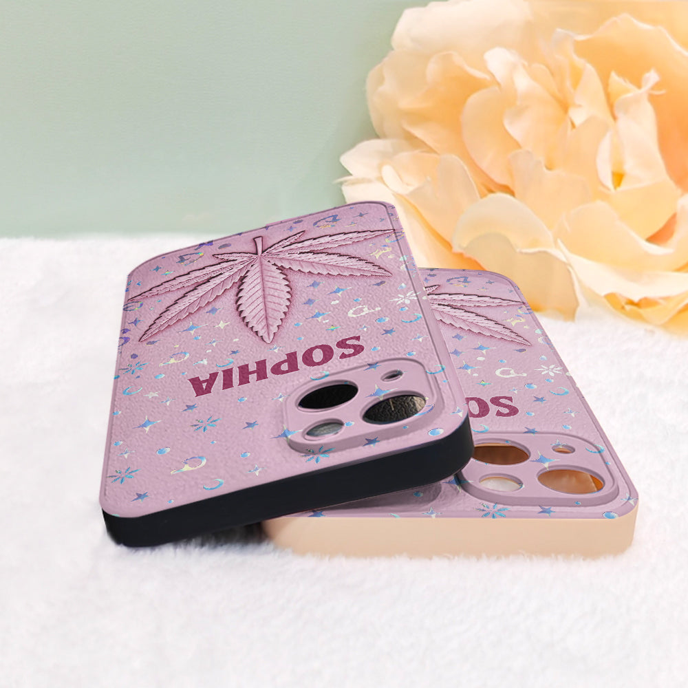 Stoner Chick – Personalisierte Handyhülle aus Leder mit Weed-Motiv