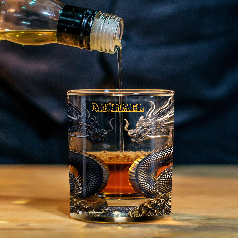 Metallische Drachenkunst – Personalisiertes Whiskyglas mit Drachenmotiv