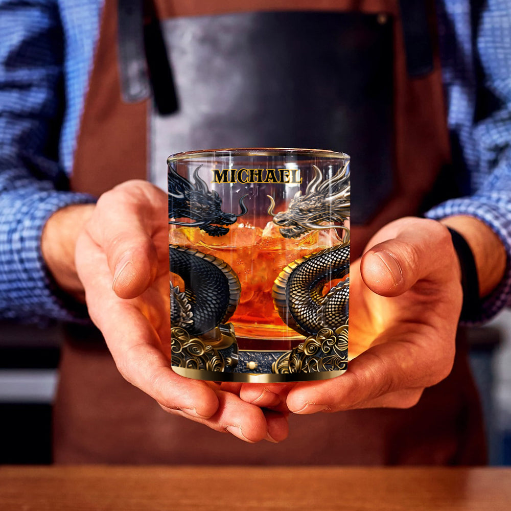 Metallische Drachenkunst – Personalisiertes Whiskyglas mit Drachenmotiv