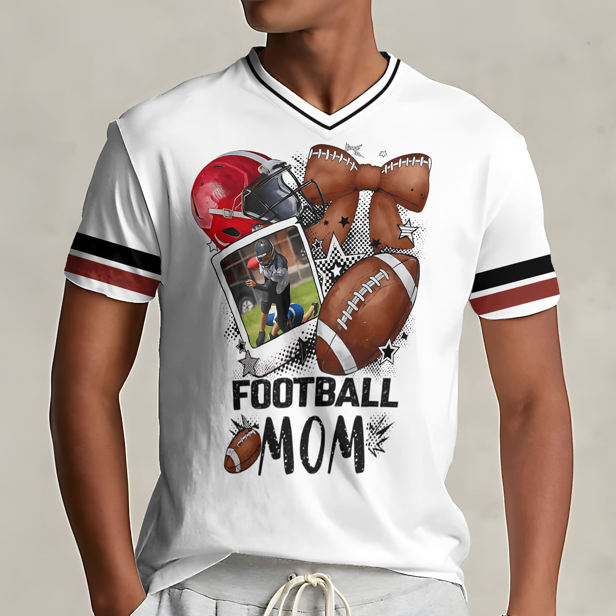 Fußball-Mama/Papa/Oma/Onkel/Tante.... - Personalisiertes Fußball-T-Shirt mit V-Ausschnitt und vollflächigem Aufdruck