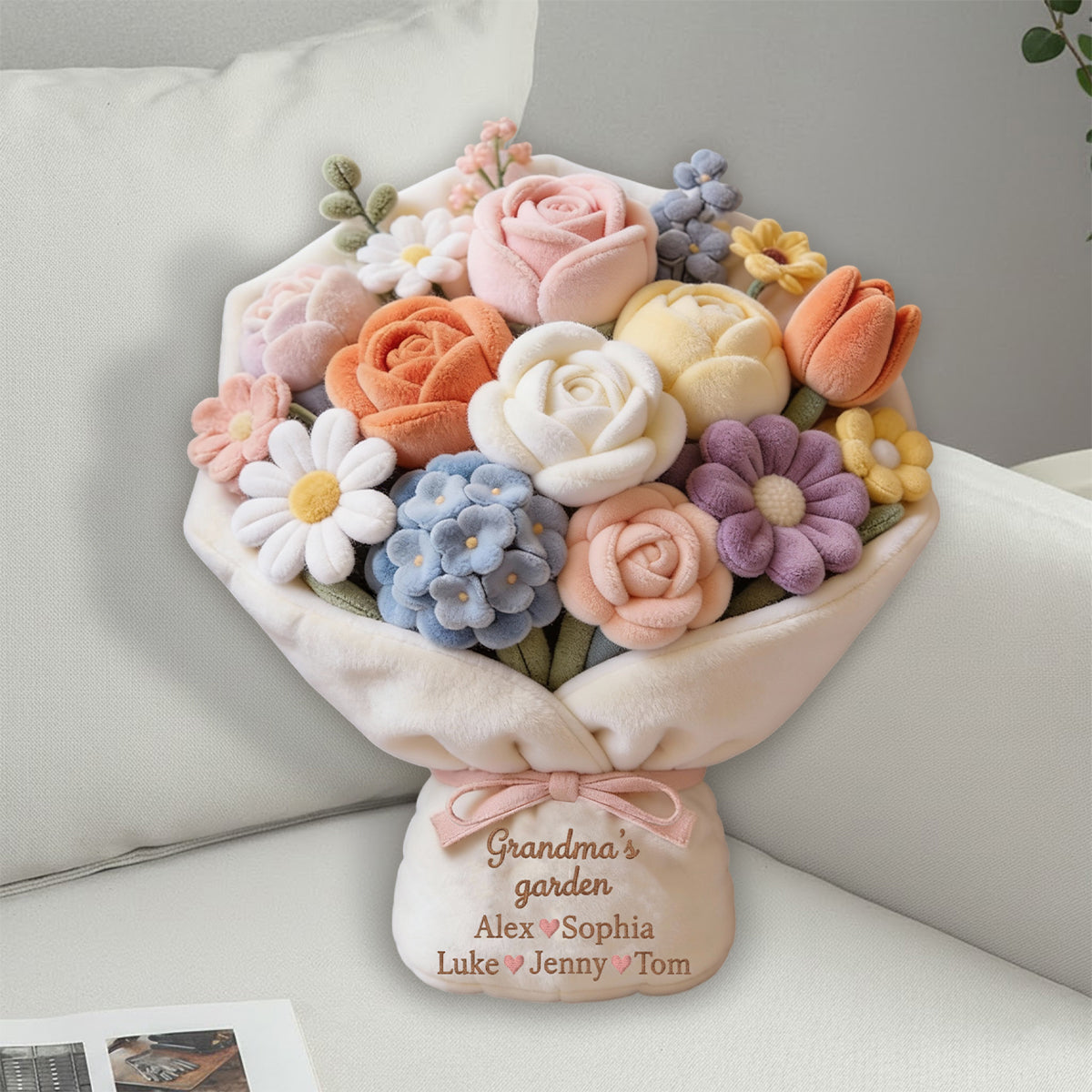 Omas Garten: Wunderschöner Rosenstrauß aus rotem Rosenmaterial – Personalisiertes Oma-Kissen aus Kunstfell