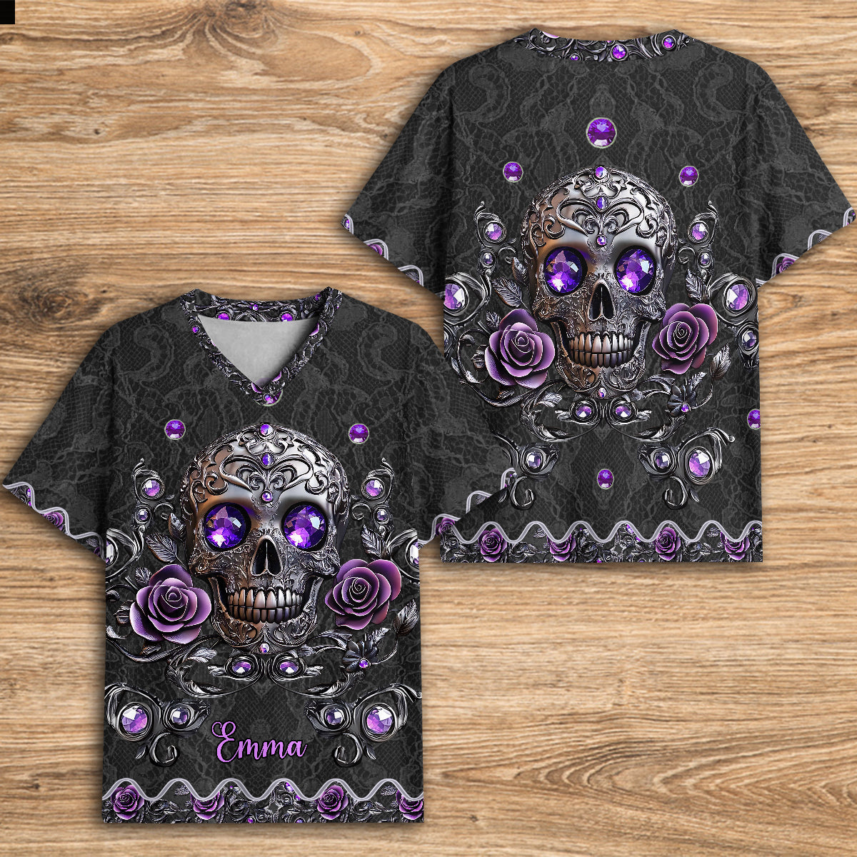 Wunderschönes Totenkopf- und Rosenmotiv – personalisiertes T-Shirt mit V-Ausschnitt und vollflächigem Totenkopf-Aufdruck