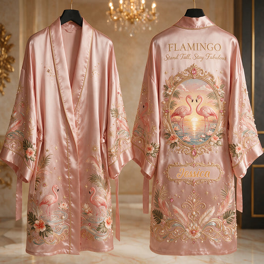 Stehen Sie groß, bleiben Sie fabelhaft - Personalisierter Flamingo Satin Morgenmantel