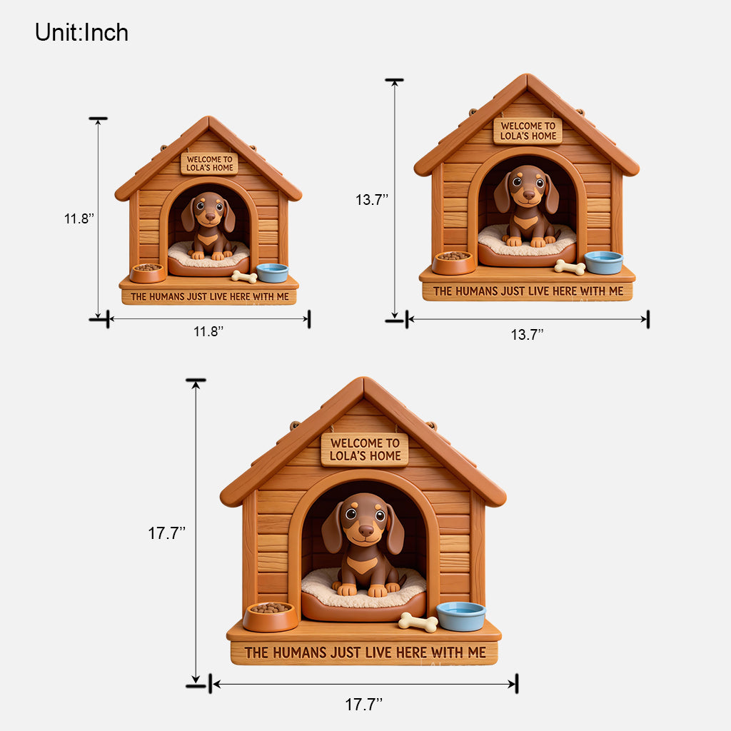 Willkommen in unserem Haus! Die Menschen wohnen nur bei uns. - Personalisiertes Holzschild in Hundeform
