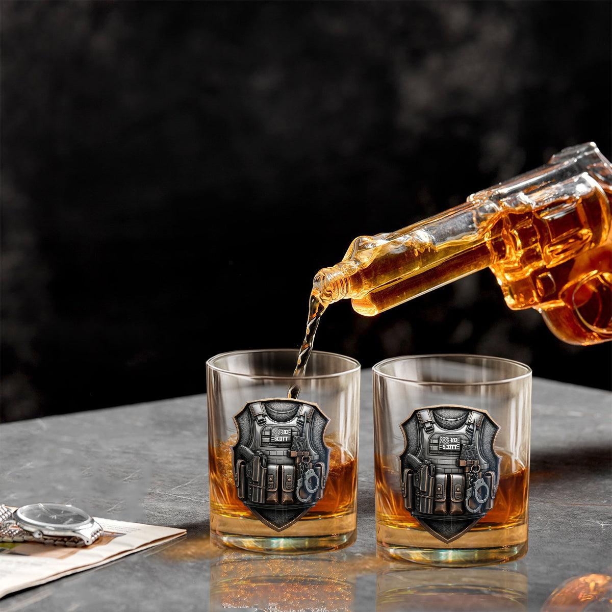 Ehre, Dienen, Schützen – Personalisierter Pistolen-Dekanter für Polizisten mit Whiskyglas