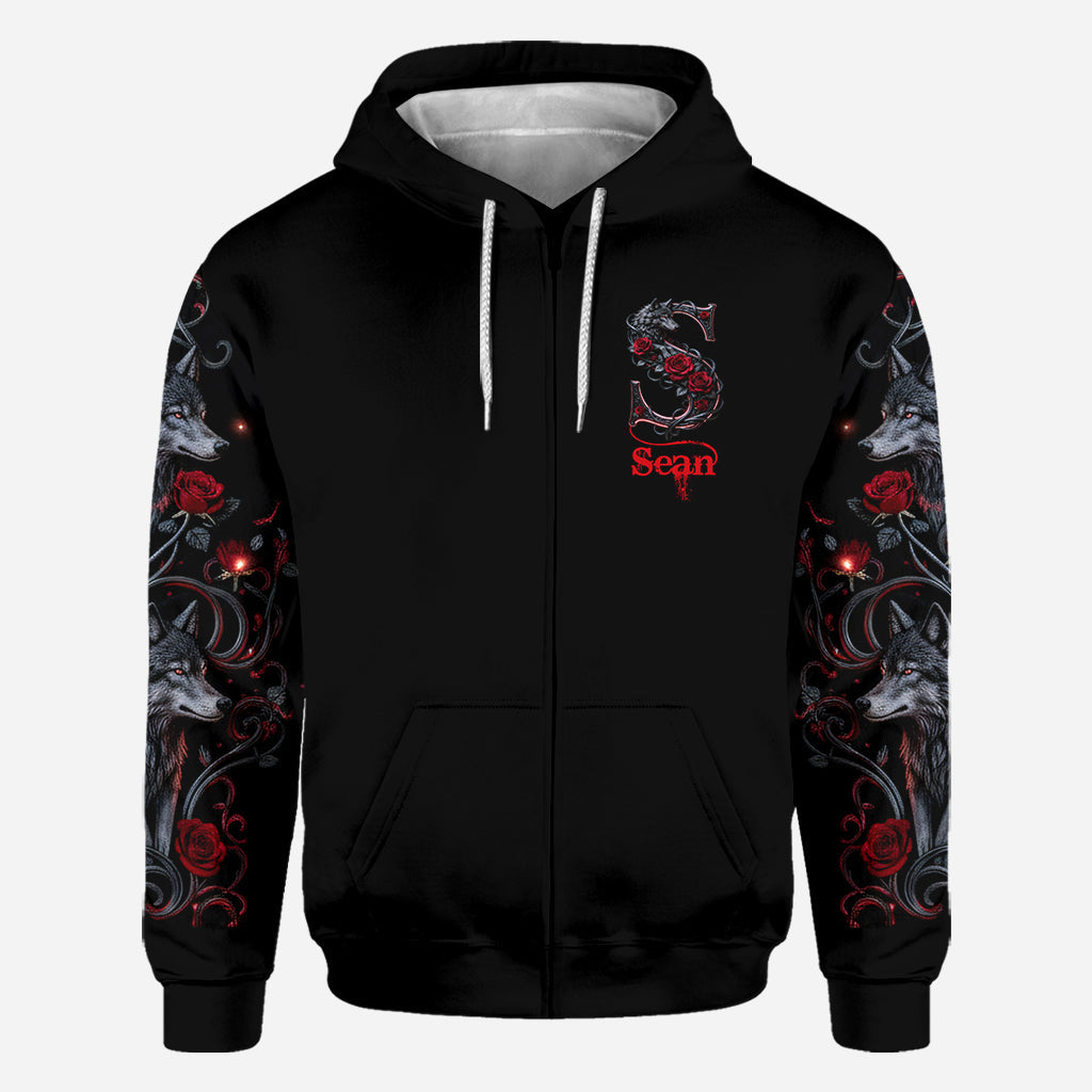 Wolf und Rosen, Initialen-Personalisierung - Personalisiertes Wolf-Shirt mit Allover-Print