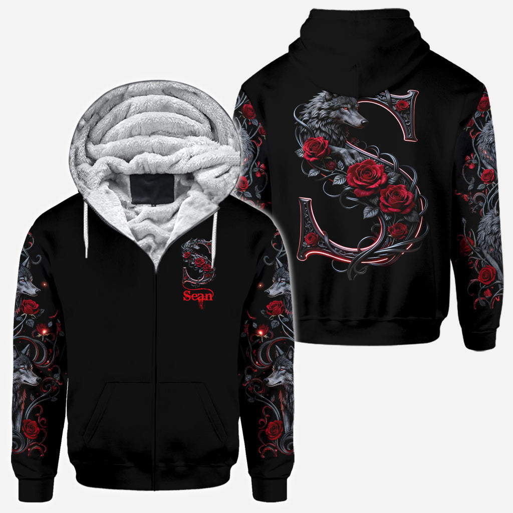 Wolf und Rosen, Initialen-Personalisierung - Personalisiertes Wolf-Shirt mit Allover-Print